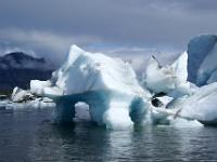 Wie ein Dinosaurier wirk dieser Eisberg im Jökulsárlón